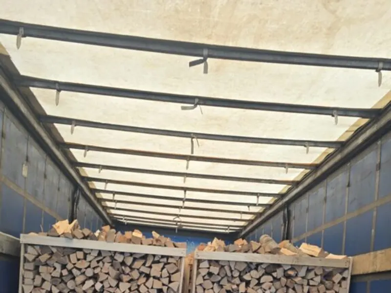 Bancali di legna caricati sul camion per la consegna