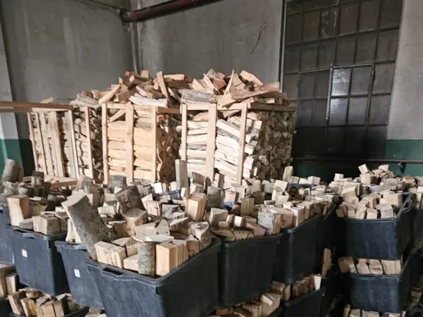 Legna da ardere nel deposito Ducco
